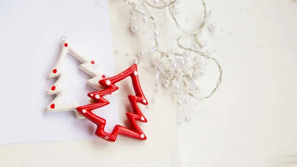 Karácsonyi dísz, gyöngy koszorú díszítéssel, tetején a fák — Stock Fotó