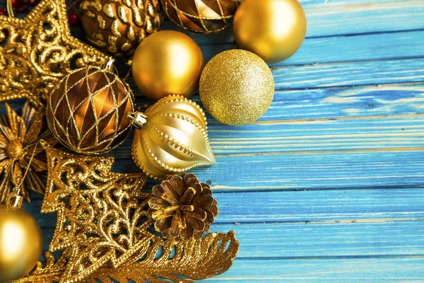 Altın Vintage Festival Noel ağacı topları ve süslemeleri üzerinde w — Stok fotoğraf