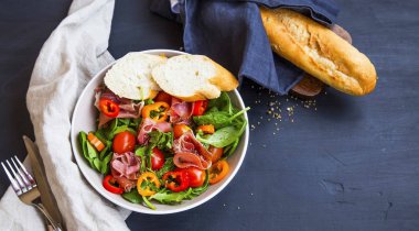 Taze prosciutto jambonu ve sebze ıspanak, domates salatası