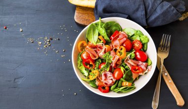 Taze prosciutto jambonu ve sebze ıspanak, domates salatası