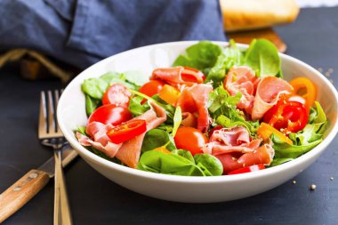 Taze prosciutto jambonu ve sebze ıspanak, domates salatası