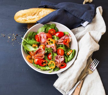 Taze prosciutto jambonu ve sebze ıspanak, domates salatası