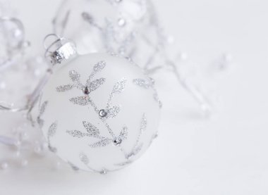 Glitter süsleme, Noel ağacı d ile şenlikli gümüş cam top