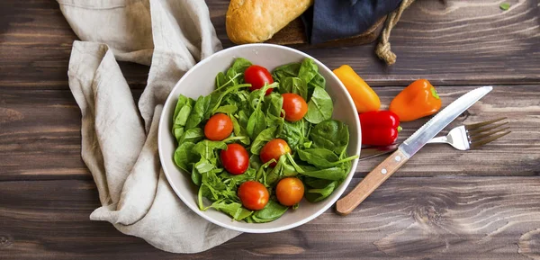 Spring salad with fresh green rocket, spinach leaves and cherry — Stock Photo, Image