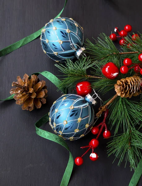 Adornos navideños con bolas festivas y ramas de pino con be —  Fotos de Stock