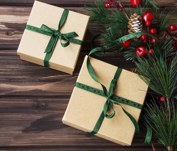 Festlich edle Geschenkboxen mit grünem Band und Tanne dekoriert — Stockfoto