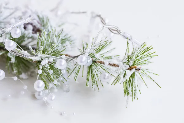 Feestelijke Kerstdecoratie met pine tak en witte parels g — Stockfoto