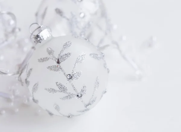 Bola de vidro de prata festiva com ornamento brilho, árvore de Natal d — Fotografia de Stock