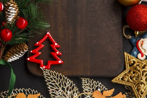 Arreglo de Navidad con adornos y decoración en bo de madera —  Fotos de Stock