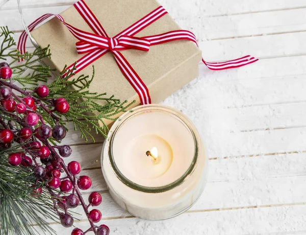 Presente de Natal com decorações e vela perfumada, conjunto festivo — Fotografia de Stock