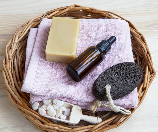 Produtos de spa com sabão natural, garrafa de óleo e toalha em uma bandeja , — Fotografia de Stock
