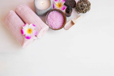 Havlu, banyo tuzu ve plumeria Spa natürmort Üstten Görünüm