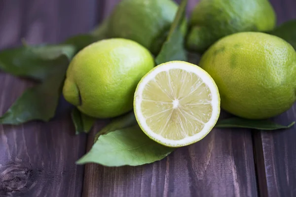 Green lemons heap — Stock Photo, Image