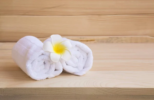 Natura morta termale con fiore di plumeria — Foto Stock