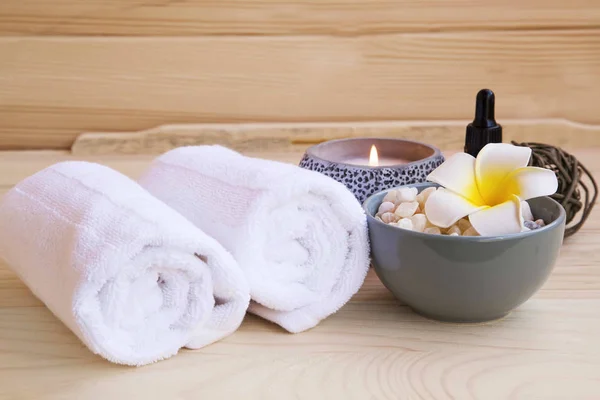 Ajuste spa con toallas y sal de baño — Foto de Stock