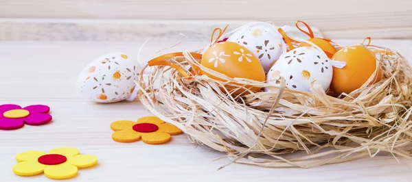 Paskalya yumurtaları bir saman yuva üzerinde — Stok fotoğraf