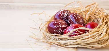Paskalya yumurtaları bir saman yuva üzerinde
