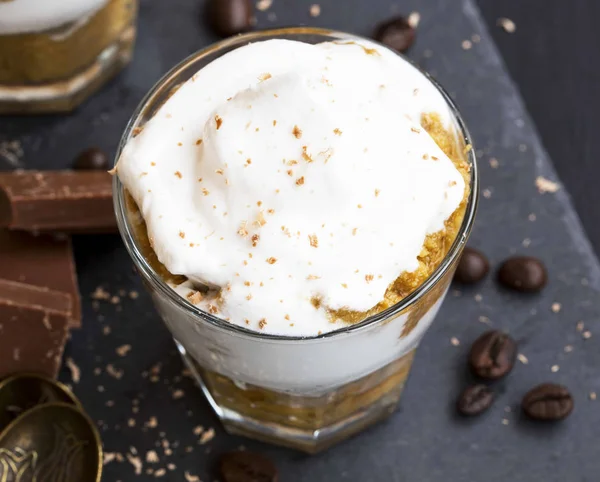 Tasse Tiramisu italienisches Dessert — Stockfoto