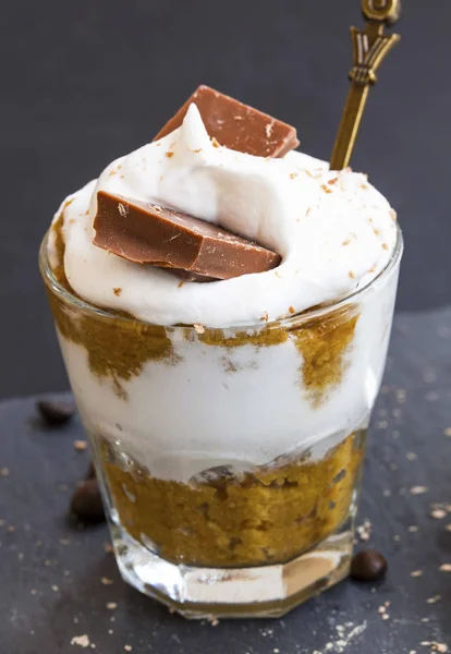 Cup tiramisu italiensk dessert — Stockfoto