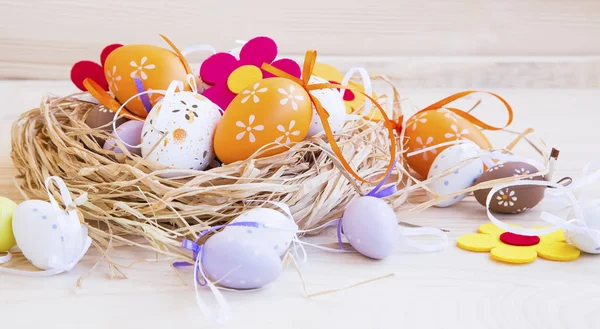 Húsvéti tojás egy szalma fészket — Stock Fotó