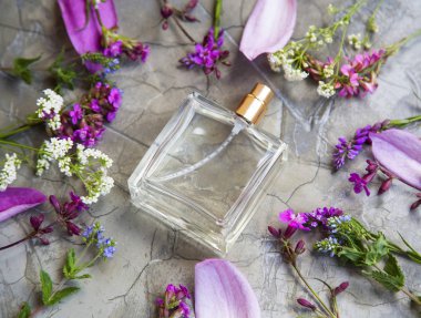 Parfüm şişe güzel çiçekler ile