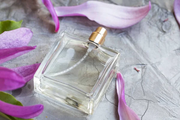 モクレンの花の香水のボトル — ストック写真