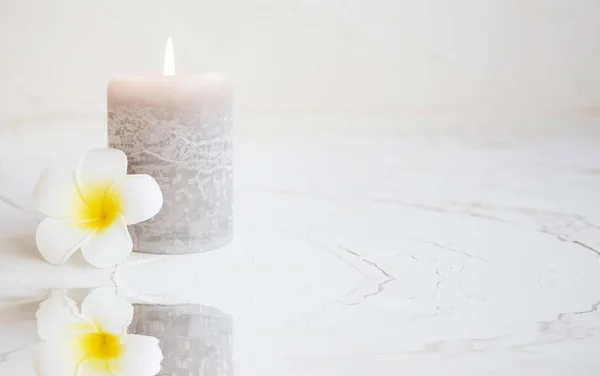 Spa entorno tranquilo con frangipani y vela — Foto de Stock