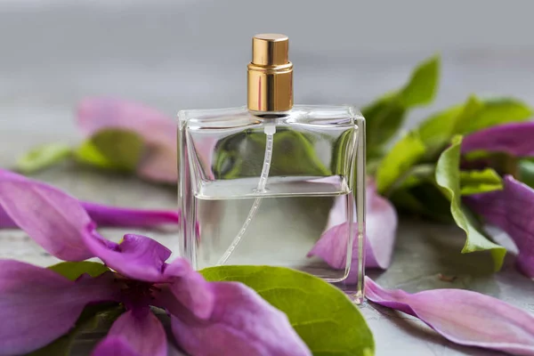 Butelek perfum z kwiaty magnolii — Zdjęcie stockowe