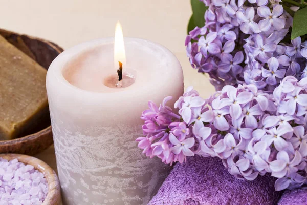Spa candle with lilac — Stock Photo, Image