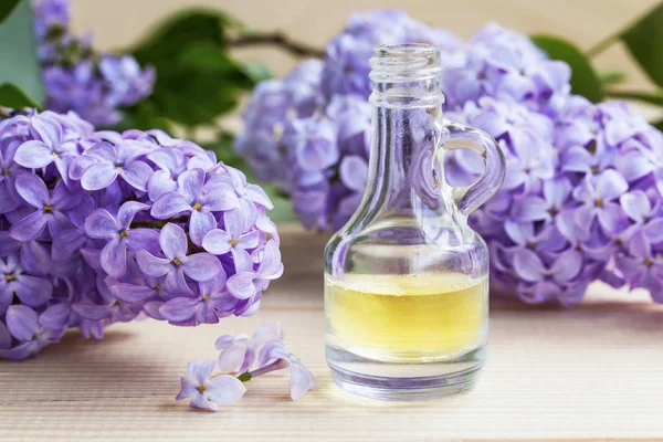 Botella de aceite de flores lila — Foto de Stock