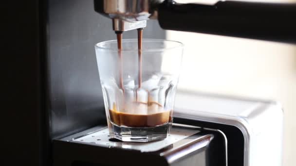 ガラスにエスプレッソコーヒーを注ぐコーヒーマシン — ストック動画