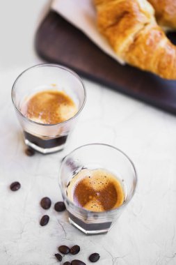 Espresso kahve gözlük kruvasan buns ile. Sabah kahvesi ve Kahvaltı