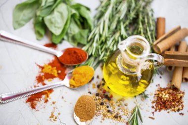 Baharat ve otlar ile zeytinyağı şişesi. Üstten Görünüm