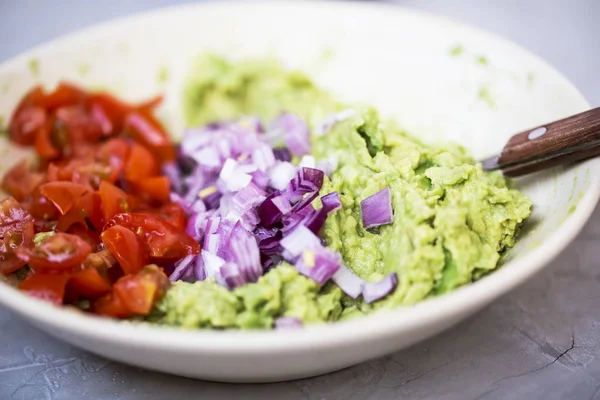 Preparação Guacamole Com Abacates Cebola Vermelha Tomates Uma Tigela Refeição — Fotografia de Stock