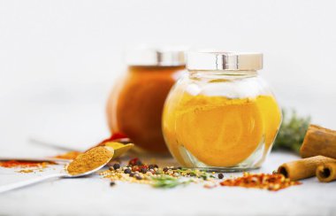 Baharat kavanoz zerdeçal ve kırmızı biber ile. Aromatik baharat