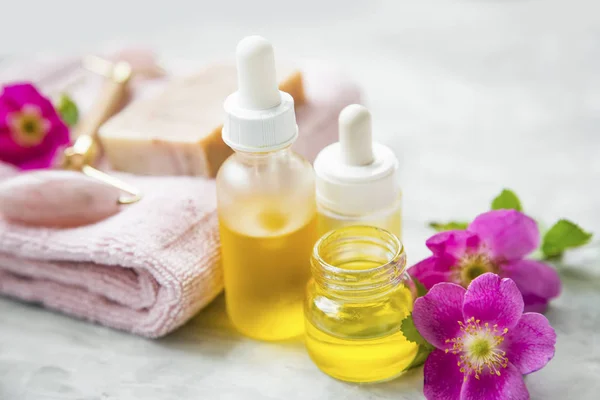 Spa ajuste de cuidado de la piel con aceites y jabón natural, aceites de rosa mosqueta un — Foto de Stock
