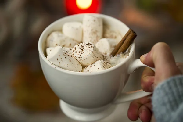 Menina mão segurando chocolate quente com marshmallows — Fotografia de Stock