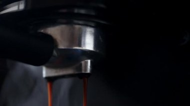 Espresso makinesini kapat ve kahve doldur. 