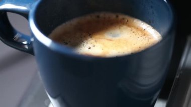 Espresso kahve fincanı buharlı, koyu kahve fincanı aromalı.