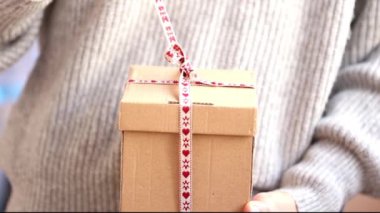 Noel hediyesini açan kadın elleri