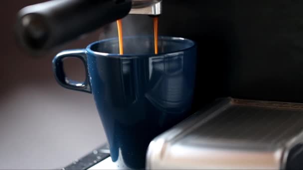 咖啡机在杯子里倒入咖啡 双份咖啡咖啡豆的概念 — 图库视频影像