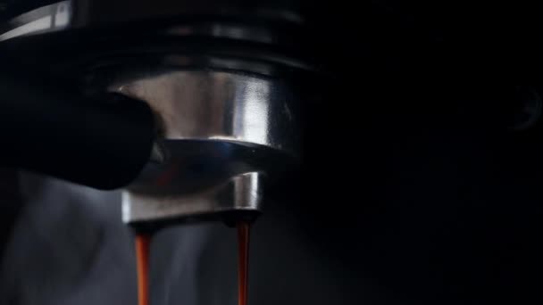 Κοντινό Πλάνο Της Μηχανής Espresso Ρίχνει Καφέ Espresso — Αρχείο Βίντεο