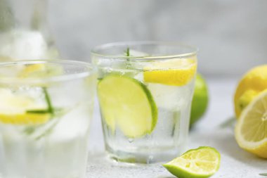 Limon ve limonlu mojito kokteyli, buzlu taze yaz içeceği ve...
