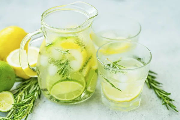 Лайм и лимонный мохито коктейли, свежий летний напиток со льдом и — стоковое фото