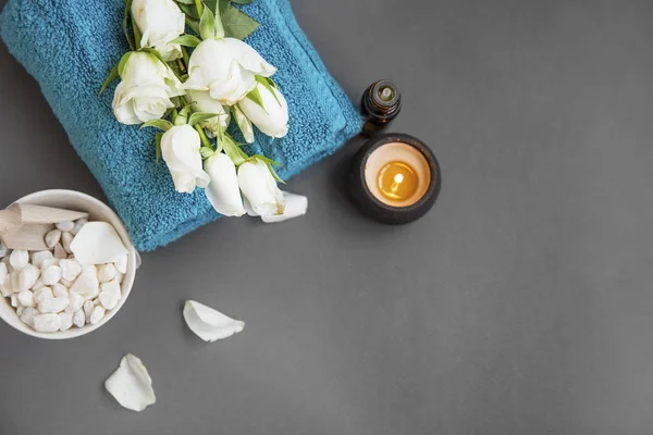 Spa bodegón con toallas, flores blancas, vela y esencial — Foto de Stock
