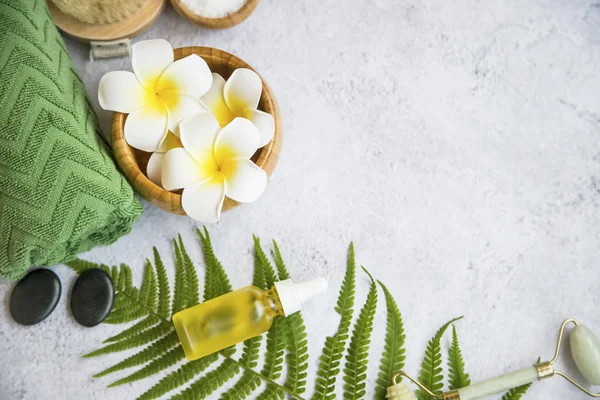 Spa naturaleza muerta con flores de frangipani — Foto de Stock