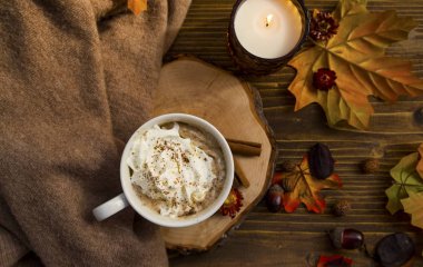 Kremalı ve tarçınlı sıcak kahve fincanı, sıcak çikolatalı autu.