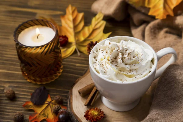 Tazza di caffè caldo con panna e cannella spezia, cioccolata calda autu — Foto Stock