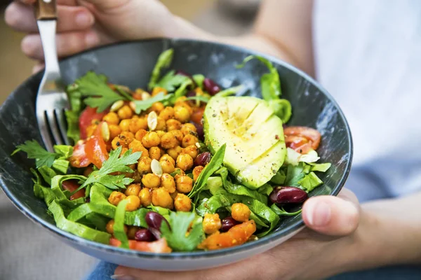 Rengör äta, vegan hälsosam Salladsskål närbild, kvinna Holding s — Stockfoto