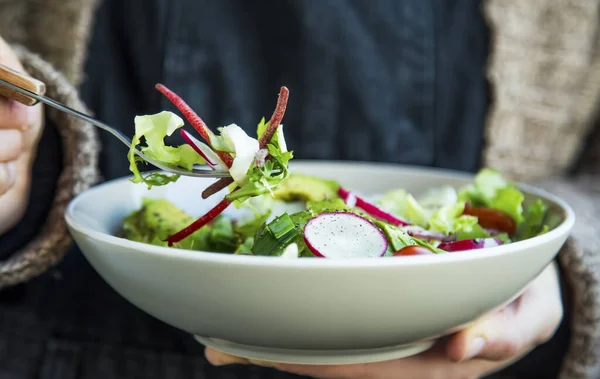 Ensalada Verduras Saludables Tazón Mujer Con Tazón Tenedor Comiendo Ensalada — Foto de Stock